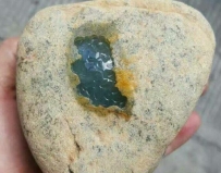 這批原石偏小顆，適合新手練手，不怕切壞，價錢也很友善。