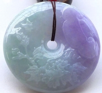 春帶彩吊墜，顏色活潑，佩戴顯年輕。