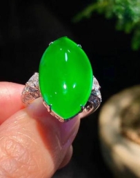 一顆帝王綠戒面將上拍，值得期待。