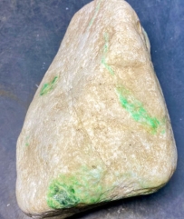 新到幾顆緬甸老場口的原石，皮殼完整，場口老，種水都很有期待，有興趣可以約看。