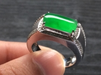 精品男戒，帝王綠色澤，氣場十足。